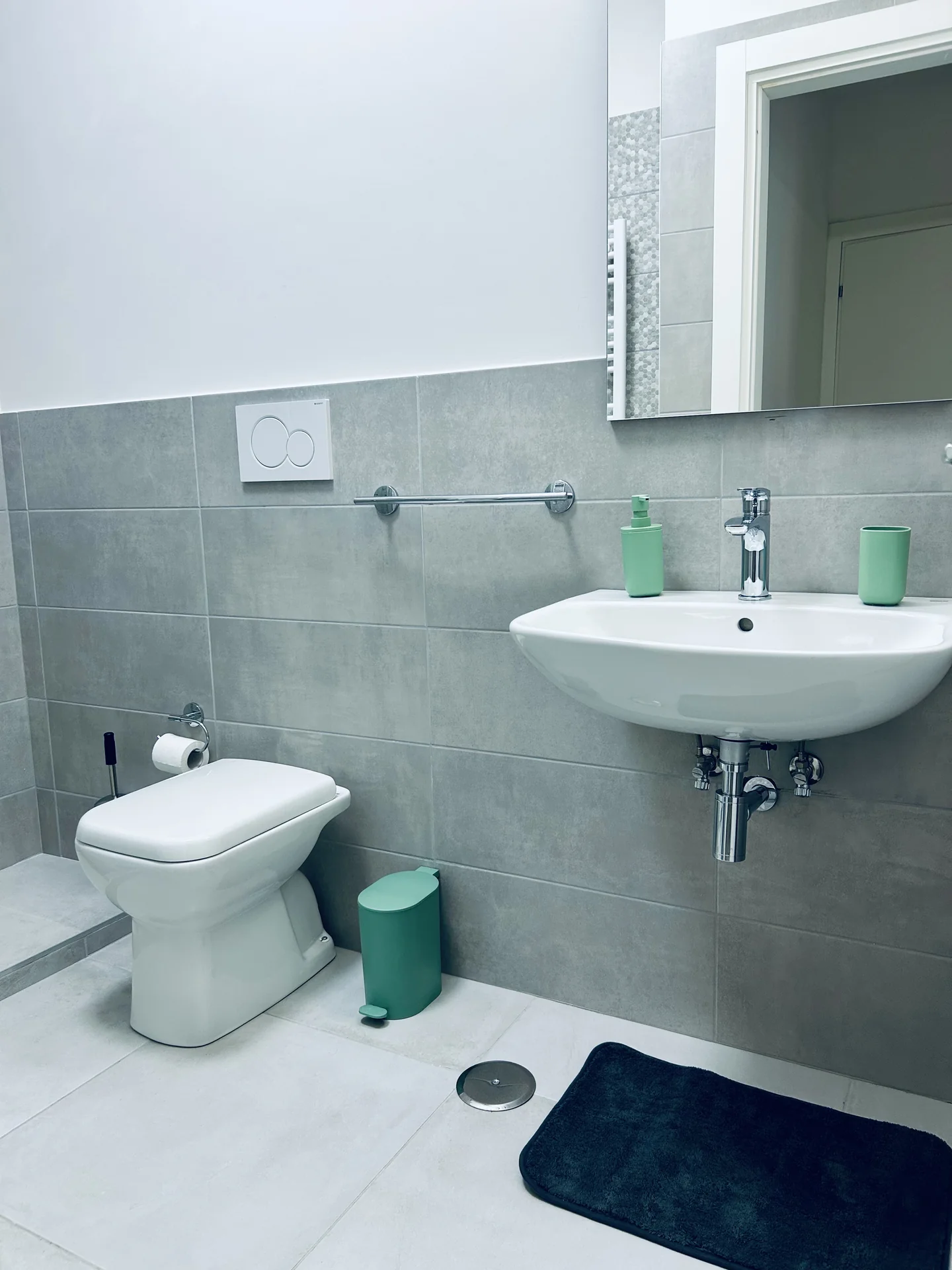 Lavabo con specchio retroilluminato e bidet moderno