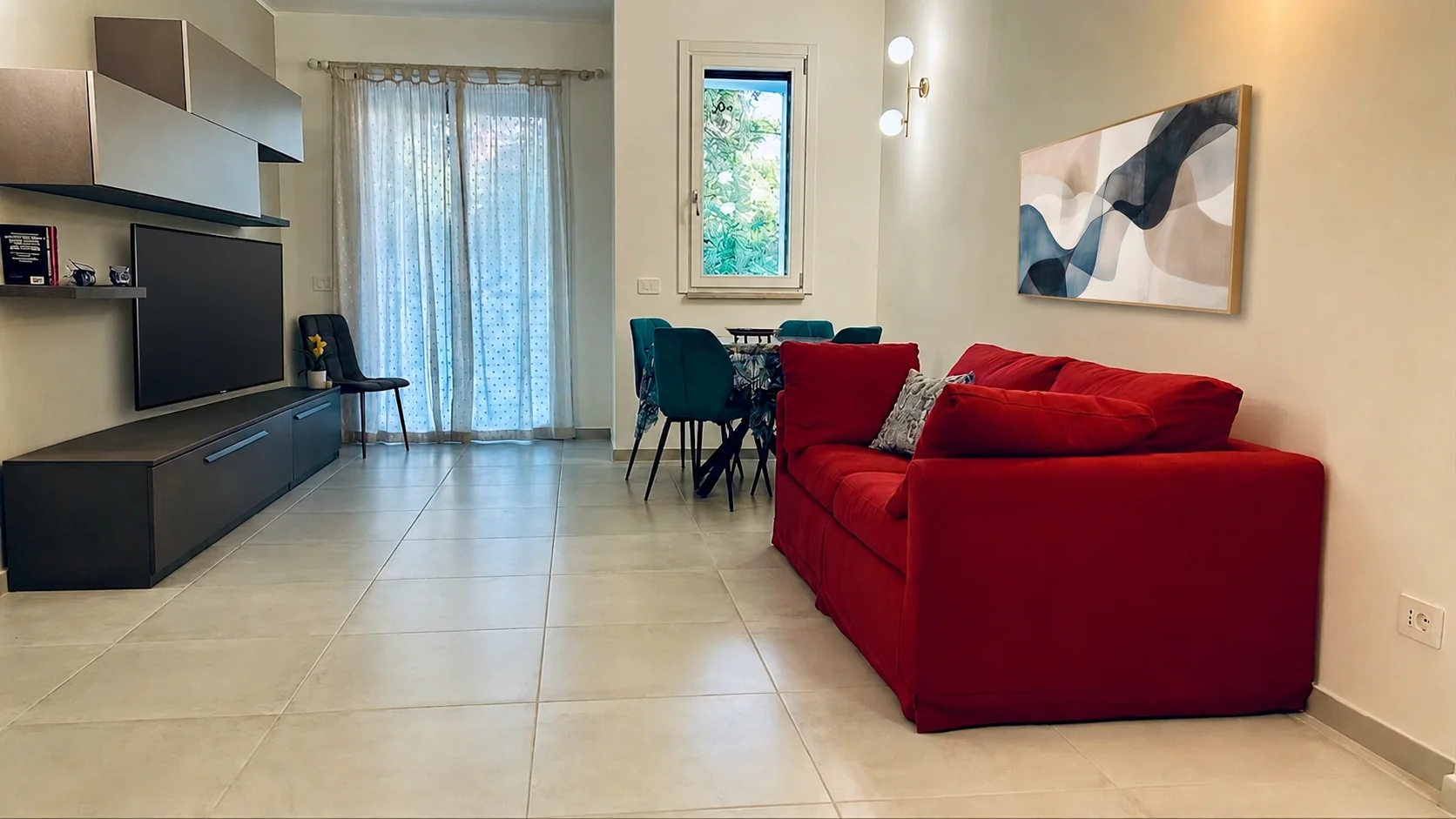 Panoramica soggiorno con comodo divano letto